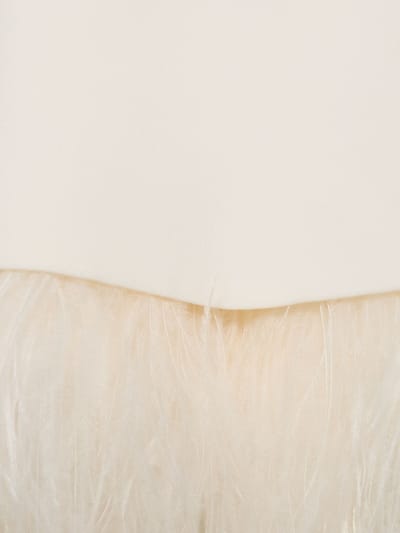 David Koma: Minidress svasato con piume
