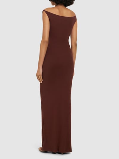 Aya Muse: Vestido largo de seda con hombros descubiertos