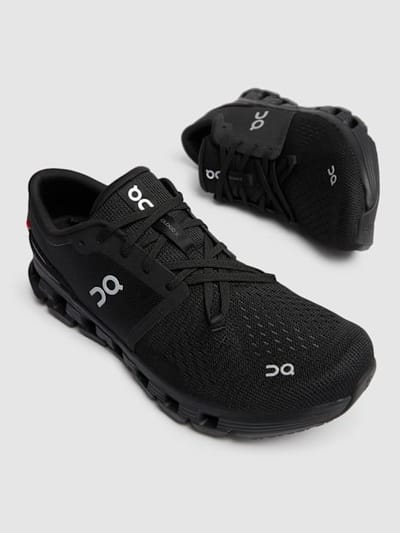 On: Sneakers Cloud x 4