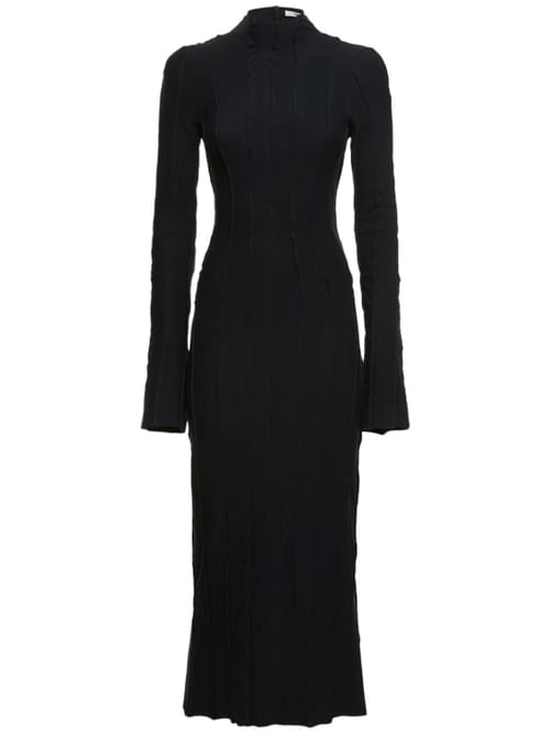 Interior: Langes Baumwollkleid mit sichtbaren Nähten