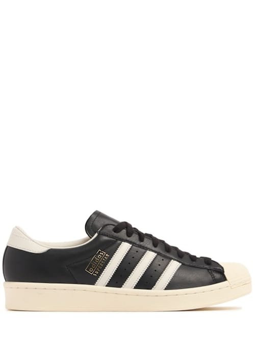 adidas Originals: Low-top sneakers with contrast details