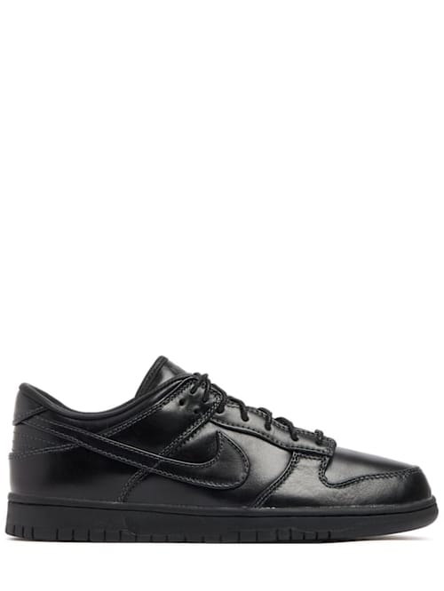 Nike: Low-top sneakers with lace-up fastening