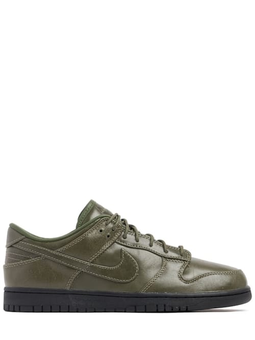 Nike: Low sneakers with lace-up fastening