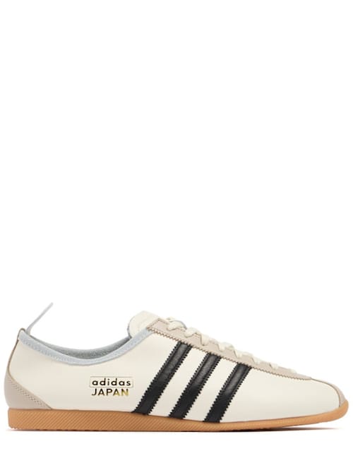 adidas Originals: 低帮鞋，带有对比细节