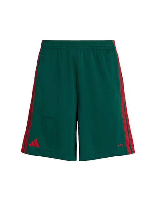 adidas Originals: 运动短裤，侧面细节