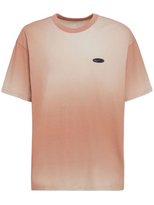 Nike: 宽松款带logo的T恤