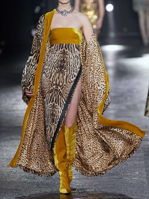 Roberto Cavalli: Vestido midi palabra de honor animalier
