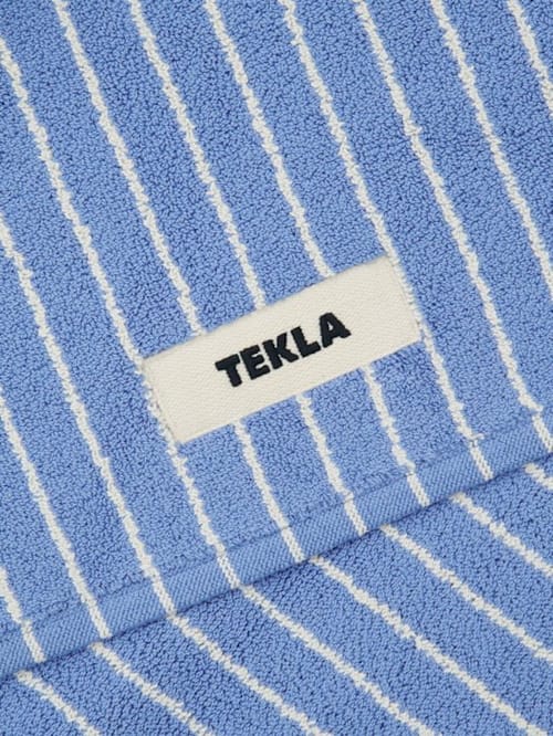 Tekla: Clear Blue Stripes浴室防滑垫