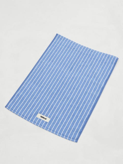 Tekla: Clear Blue Stripes浴室防滑垫