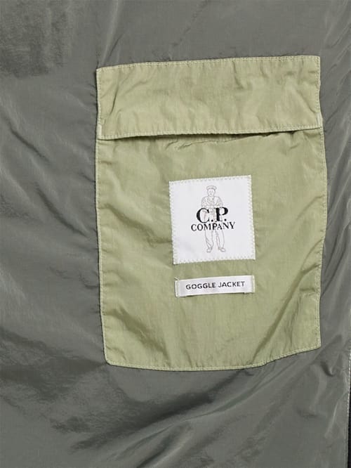 C.P. Company: 短款带帽羽绒外套