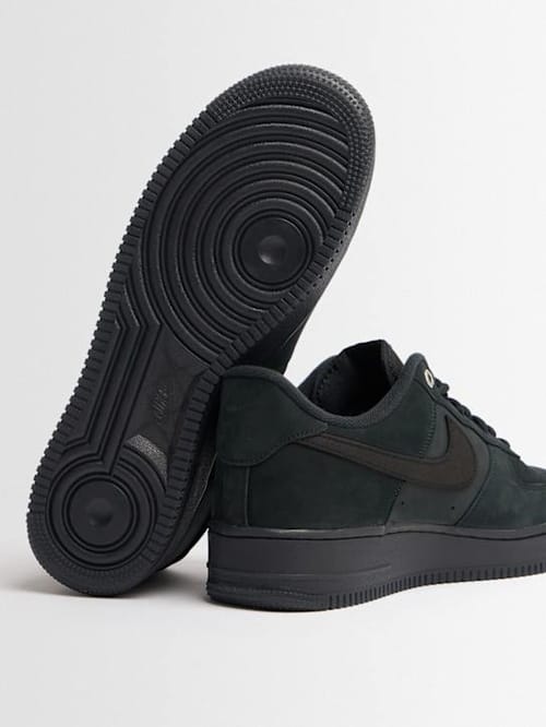 Nike: Low-top sneakers with thick sole