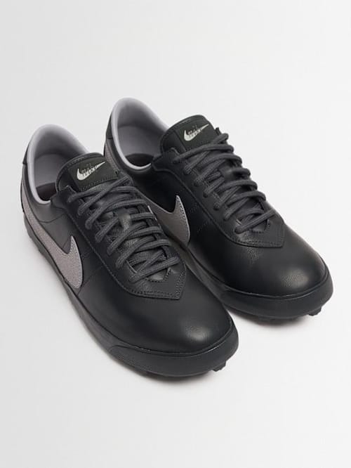 Nike: 低帮运动鞋，侧面有插入件