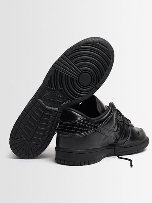 Nike: Low-top sneakers with lace-up fastening