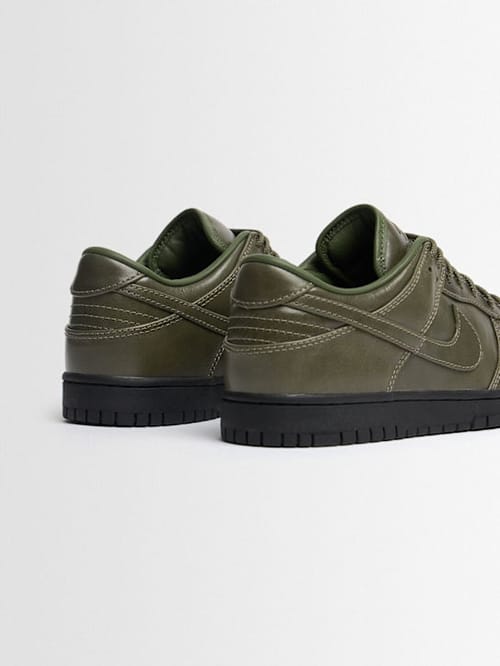 Nike: Low sneakers with lace-up fastening
