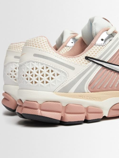Nike: Zoom Vomero 5 运动鞋