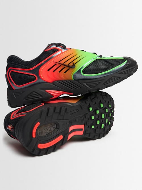 Nike: 低帮运动鞋，侧面面板设计