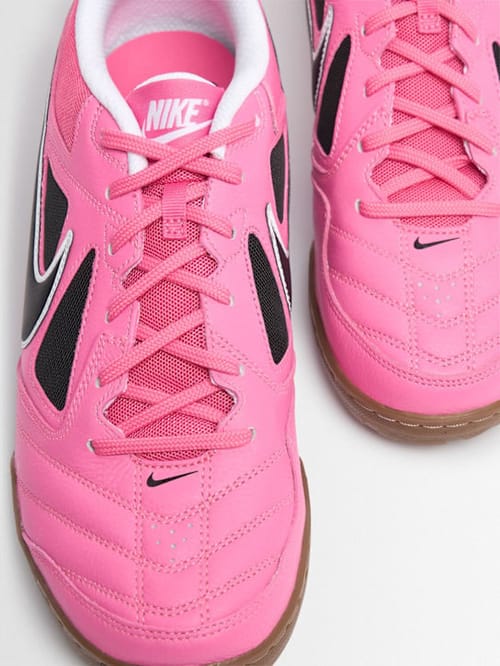 Nike: 低帮运动鞋，系带闭合