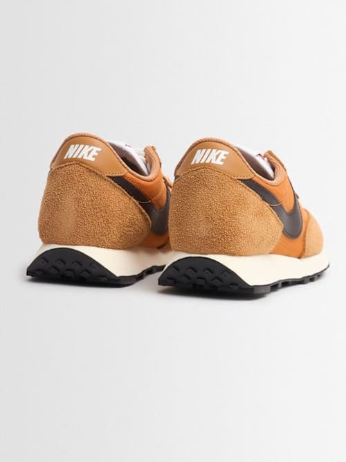 Nike: 低帮运动鞋，带系带设计