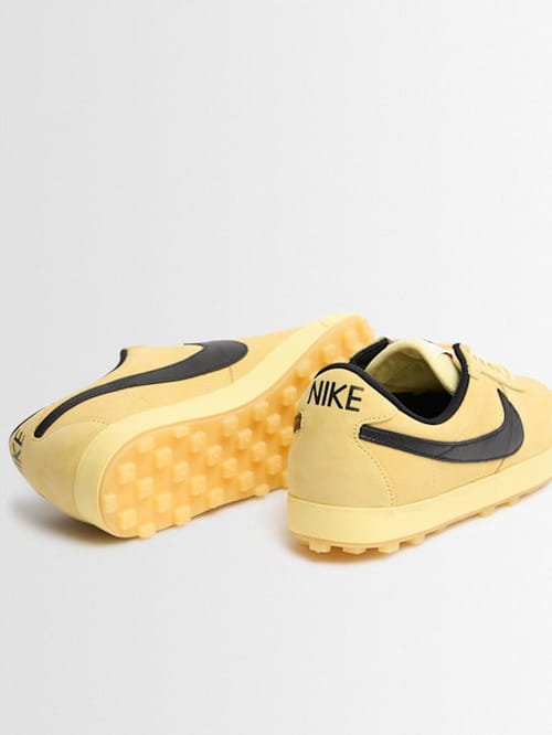 Nike: 低帮运动鞋，带系带闭合