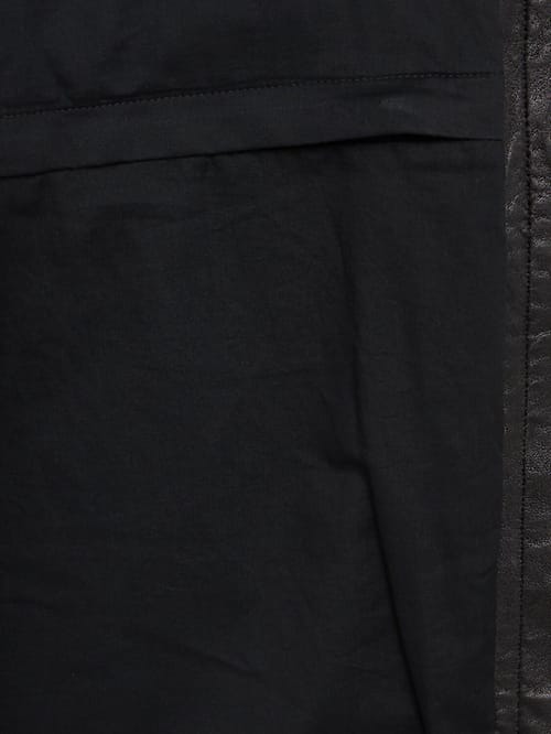 Ann Demeulemeester: 短款外套，配有扣子闭合