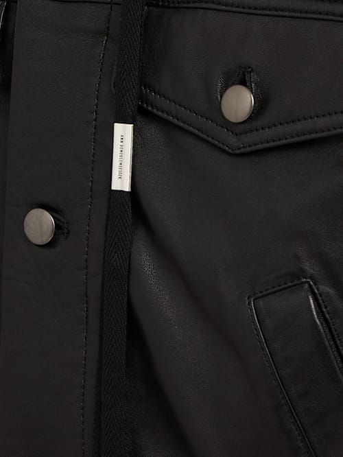 Ann Demeulemeester: 短款外套，配有扣子闭合