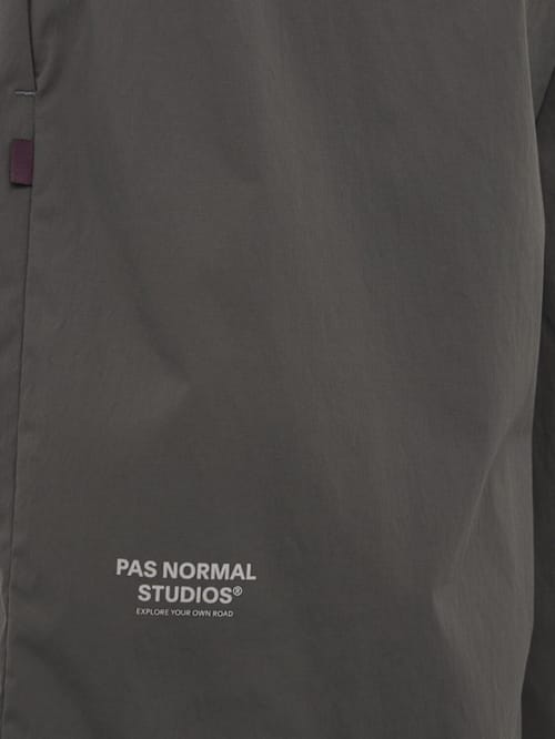 PAS NORMAL: 带腰带和几何细节的短裤