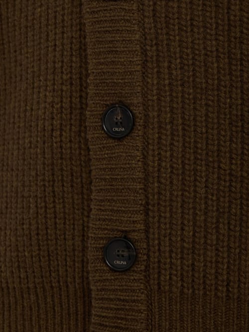 CRUNA: Regular fit V-neck Long sleeved Button
