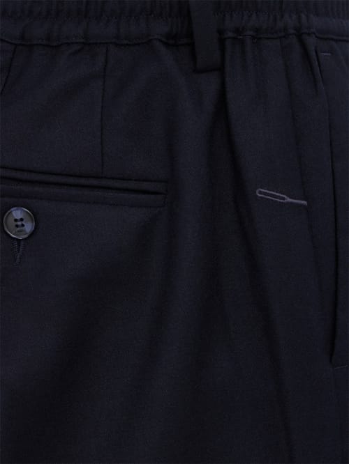 CRUNA: 单褶修身 tapered fit 配有弹性材料