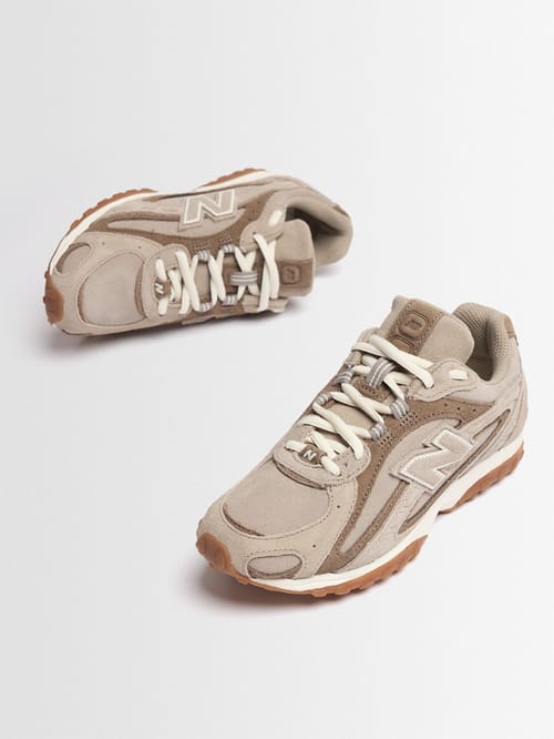 New Balance: 聚酯鞋面搭配厚底运动鞋