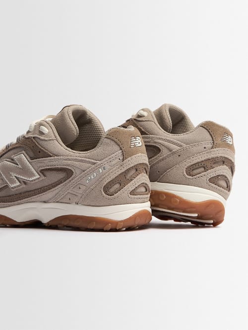 New Balance: 聚酯鞋面搭配厚底运动鞋
