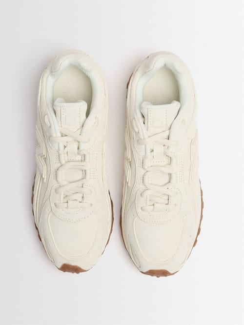 New Balance: 聚酯运动鞋，带通风孔