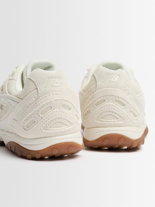 New Balance: 聚酯运动鞋，带通风孔
