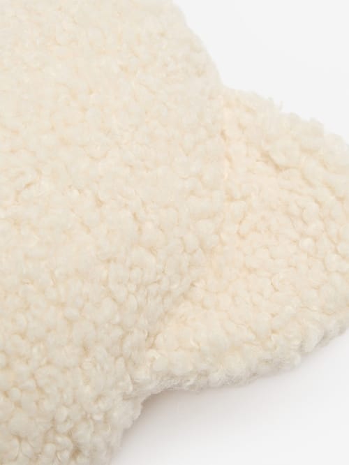 WIGIWAMA: Teddy-effect bear cushion