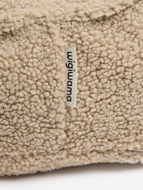 WIGIWAMA: Bären-Sitzsack aus Teddystoff