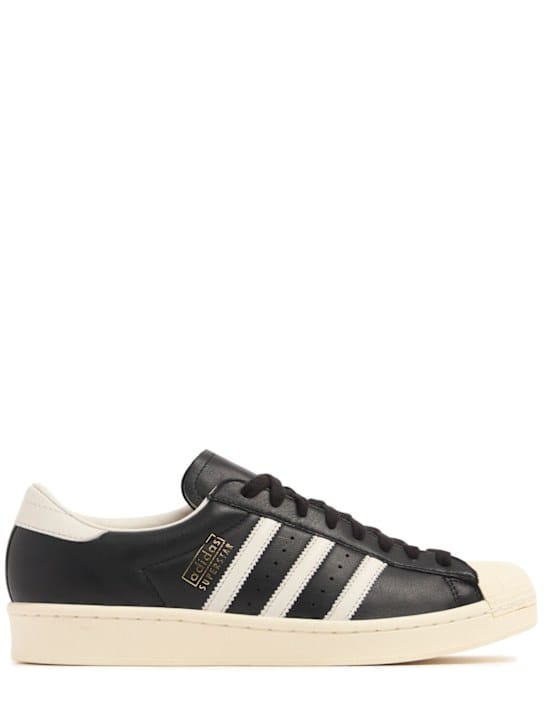 adidas Originals: Low-top sneakers with contrast details
