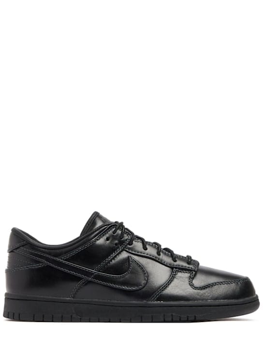 Nike: Low-top sneakers with lace-up fastening