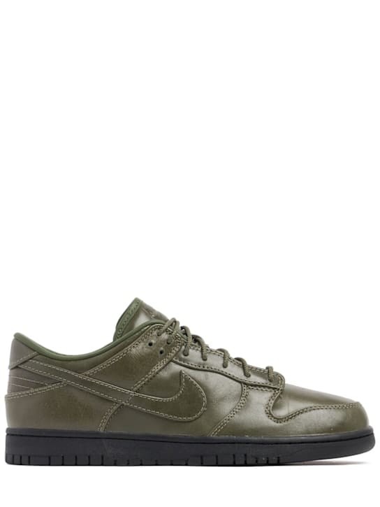 Nike: Low sneakers with lace-up fastening