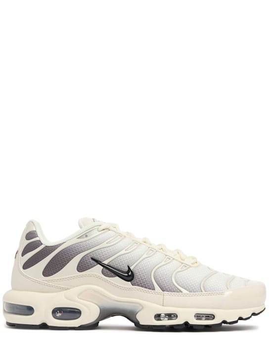 Nike: Low-top sneakers with chunky sole