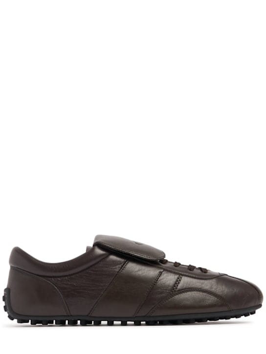 Tod's: 低筒运动鞋，带可见鞋舌