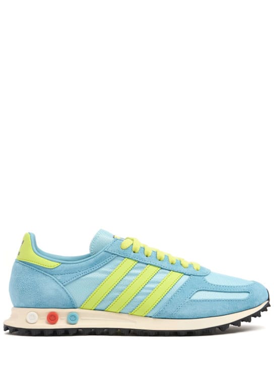 adidas Originals: 低帮运动鞋，配有厚底