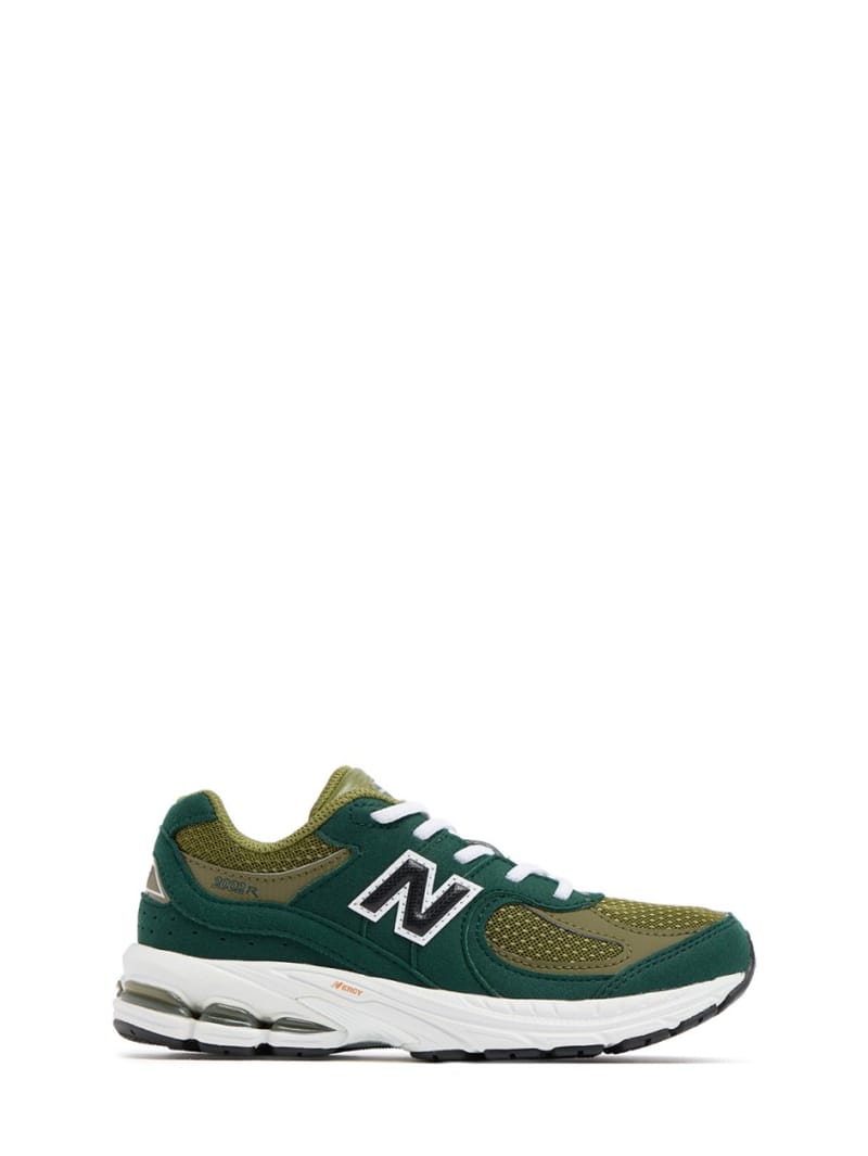 New Balance: 厚底运动鞋，带有拼接鞋面