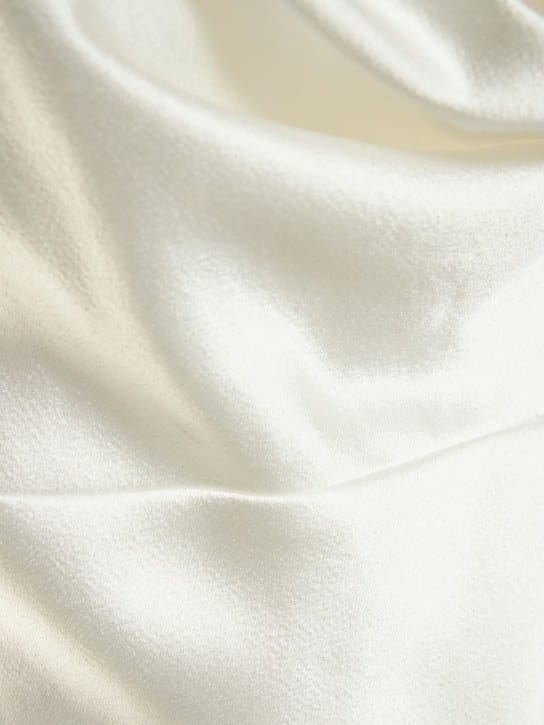 Nué: Vestido largo de raso con cristales