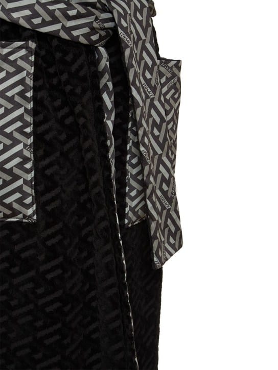 Versace: Greca Signature浴袍