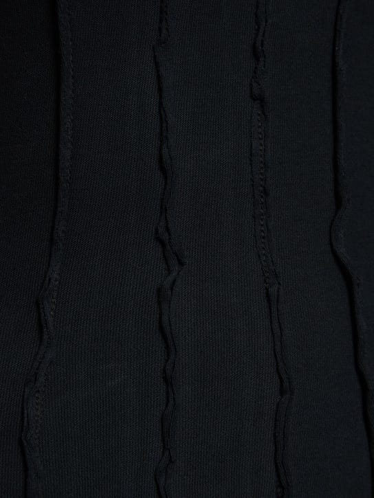 Interior: Langes Baumwollkleid mit sichtbaren Nähten