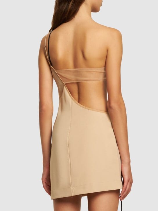 Nensi Dojaka: Miniabito asimmetrico con cut-out
