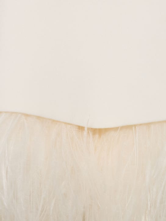 David Koma: Minidress svasato con piume