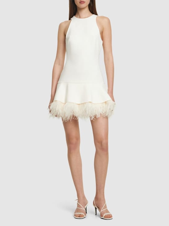 David Koma: Minidress svasato con piume