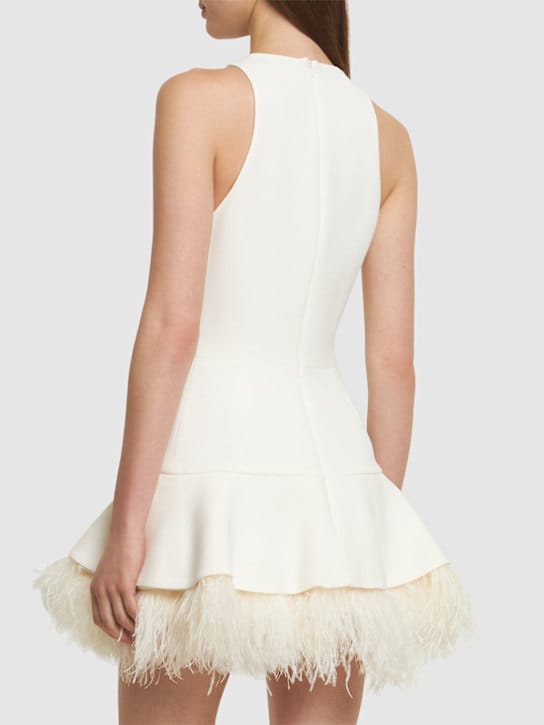 David Koma: Minidress svasato con piume