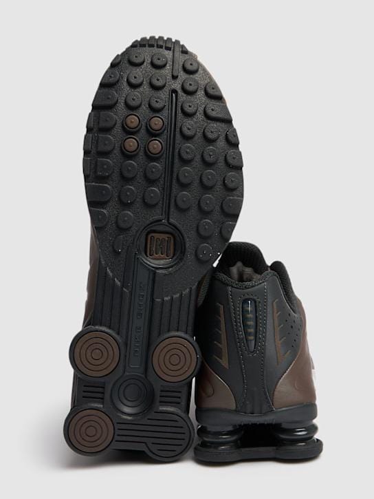 Nike: Shox R4 Sneakers