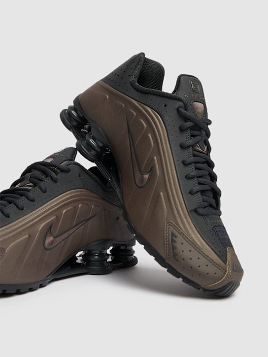Nike: Shox R4 Sneakers